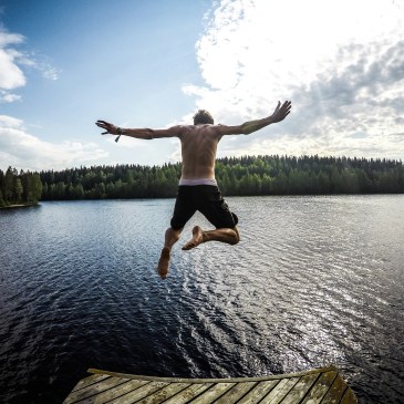 Homem mergulha em lago de Jyväskylä, na Finlândia | FOTO: Tommaso Fornoni/Unsplash