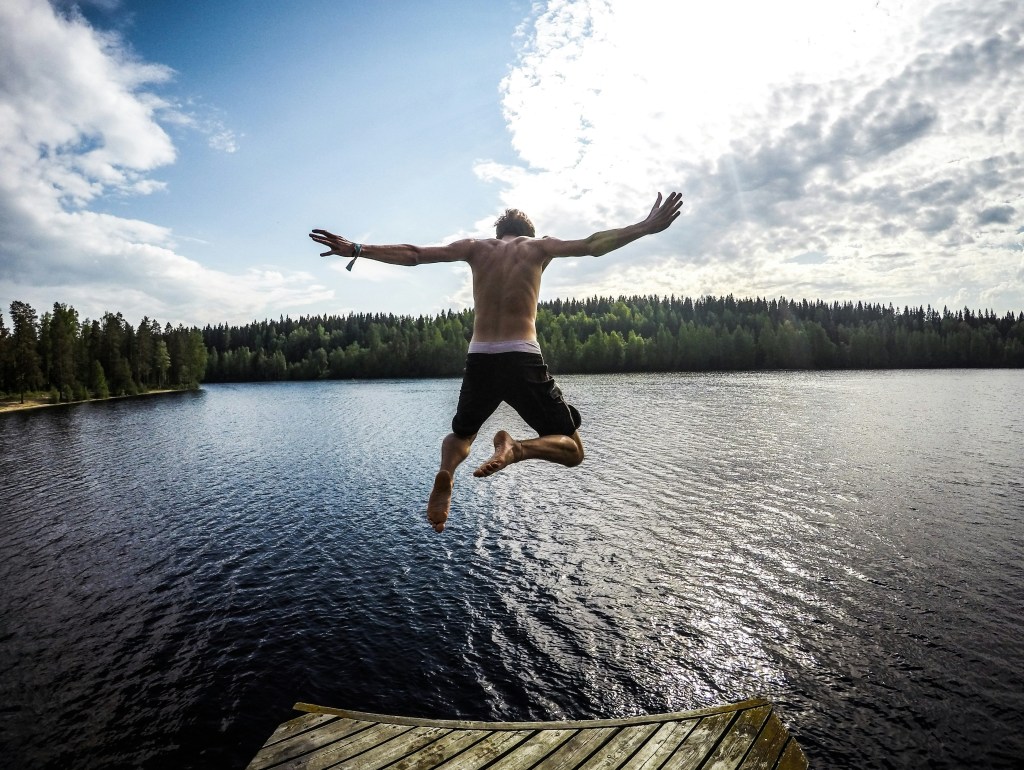 Homem mergulha em lago de Jyväskylä, na Finlândia | FOTO: Tommaso Fornoni/Unsplash